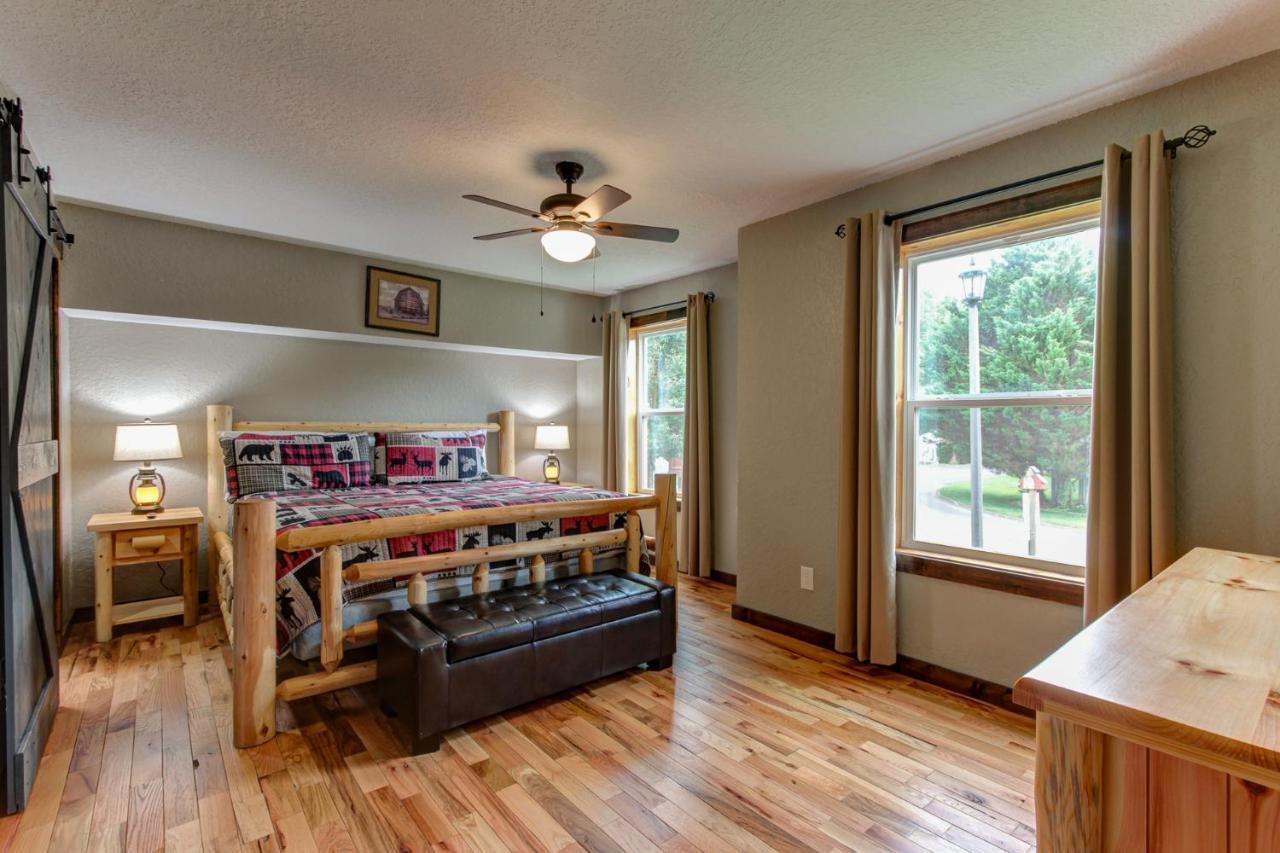 Chalet 3 Master Bedrooms - Sleeps 10 - Location - Game - Hot Tub Pigeon Forge