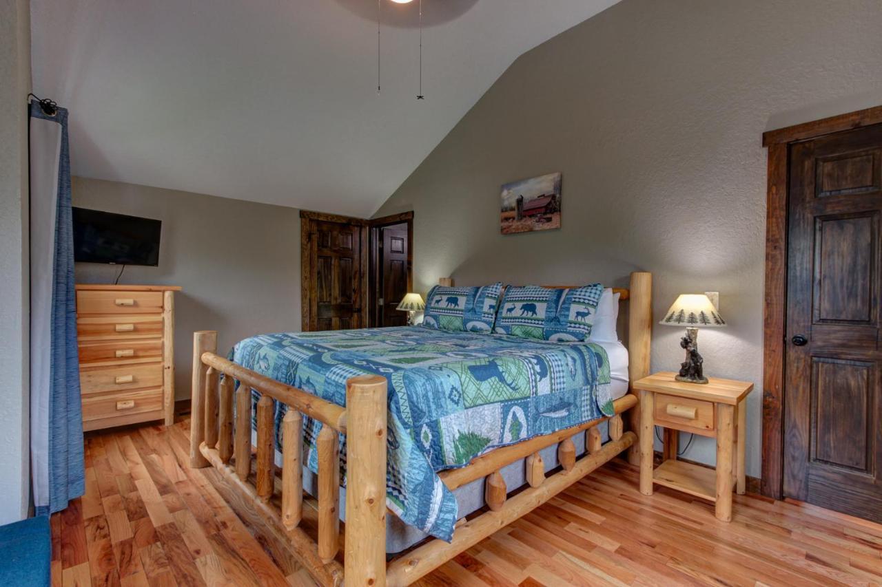 Chalet 3 Master Bedrooms - Sleeps 10 - Location - Game - Hot Tub