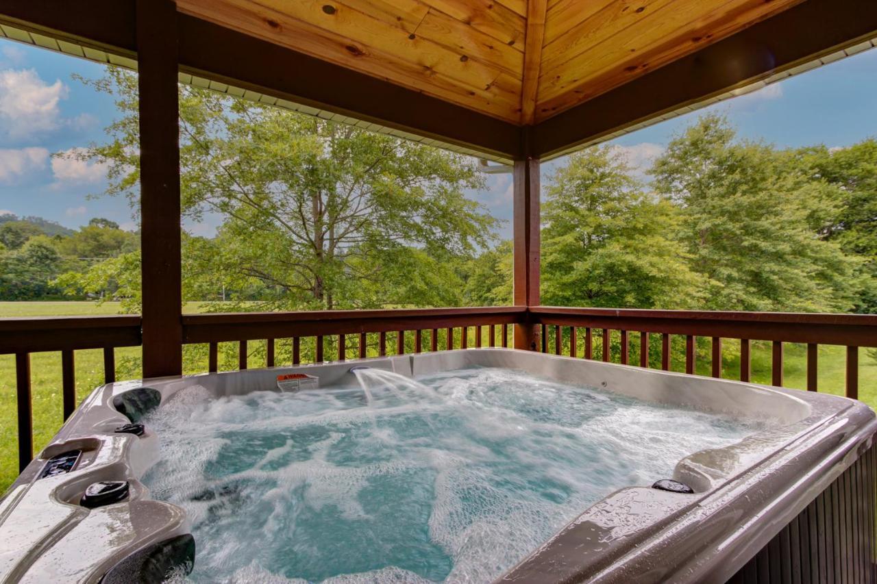 3 Master Bedrooms - Sleeps 10 - Location - Game - Hot Tub Chalet Pigeon Forge