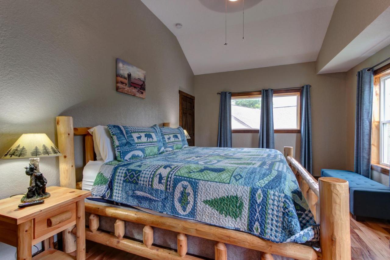 3 Master Bedrooms - Sleeps 10 - Location - Game - Hot Tub Chalet *