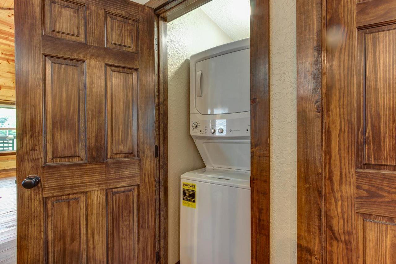 Chalet 3 Master Bedrooms - Sleeps 10 - Location - Game - Hot Tub Pigeon Forge