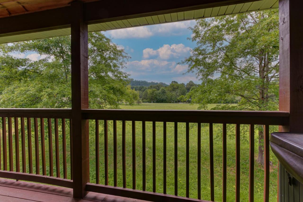 Chalet 3 Master Bedrooms - Sleeps 10 - Location - Game - Hot Tub