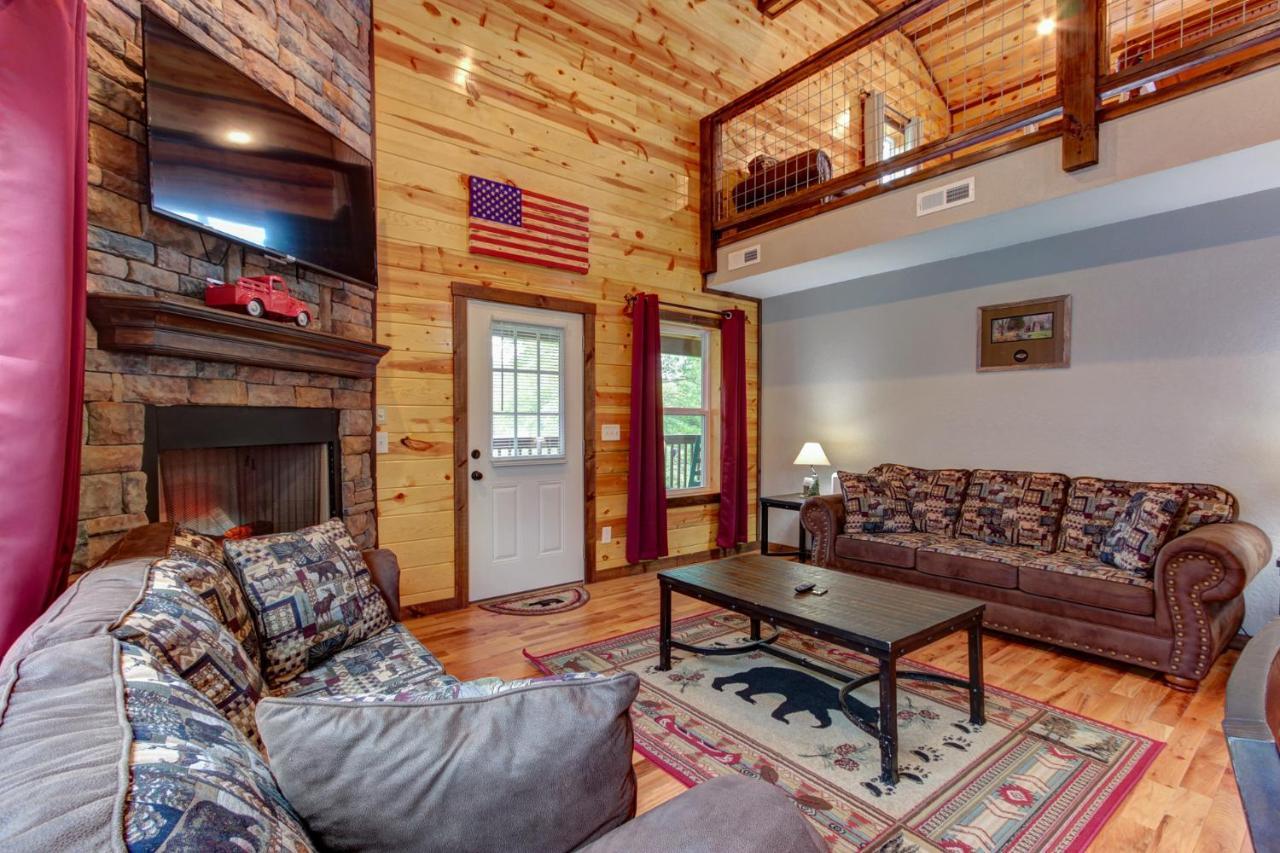 Chalet 3 Master Bedrooms - Sleeps 10 - Location - Game - Hot Tub Pigeon Forge
