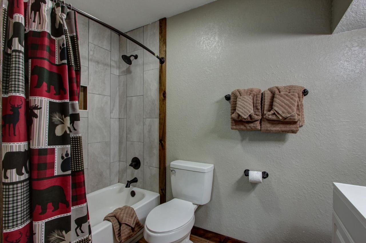 Chalet 3 Master Bedrooms - Sleeps 10 - Location - Game - Hot Tub