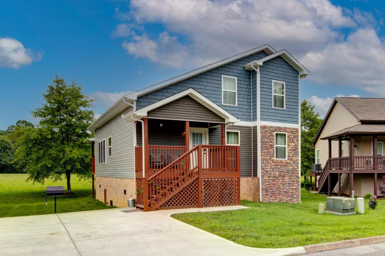 3 Master Bedrooms - Sleeps 10 - Location - Game - Hot Tub Pigeon Forge