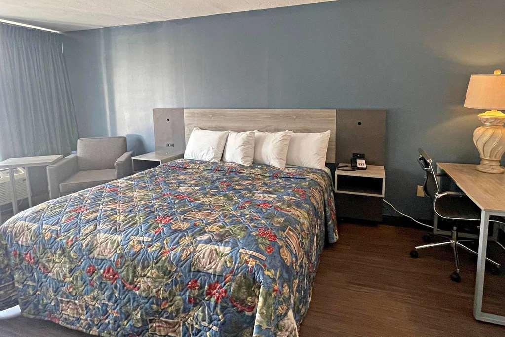 Travelodge By Wyndham Dollywood Lane Hotel