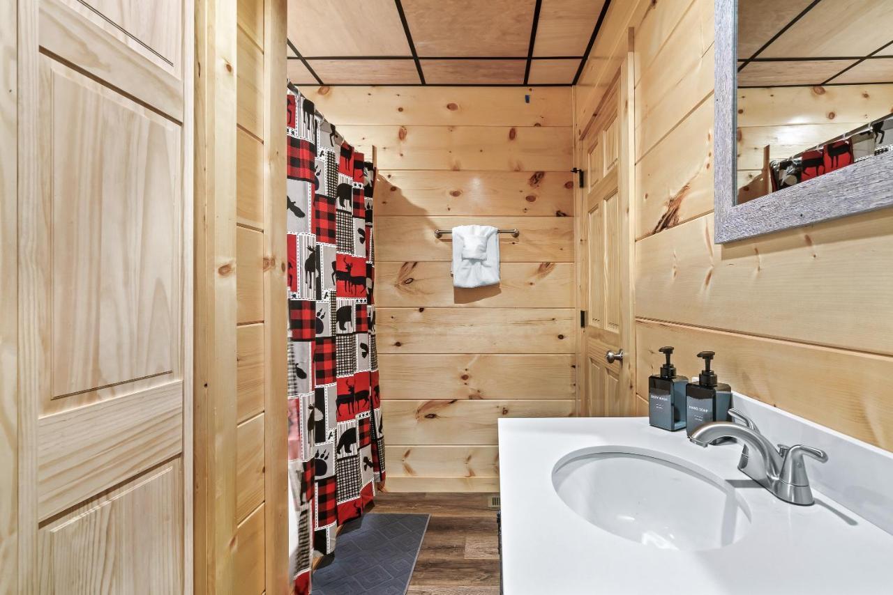 Mountains R Calling, Cozy Hideaway, King Beds, Hot-tub, Arcade, Ev Ready Holiday home
