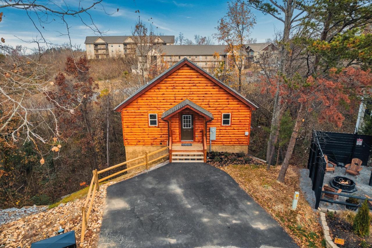 Mountains R Calling, Cozy Hideaway, King Beds, Hot-tub, Arcade, Ev Ready Holiday home *