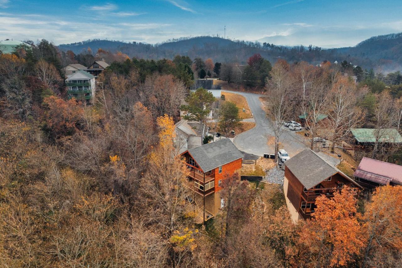 Holiday home Mountains R Calling, Cozy Hideaway, King Beds, Hot-tub, Arcade, Ev Ready Pigeon Forge