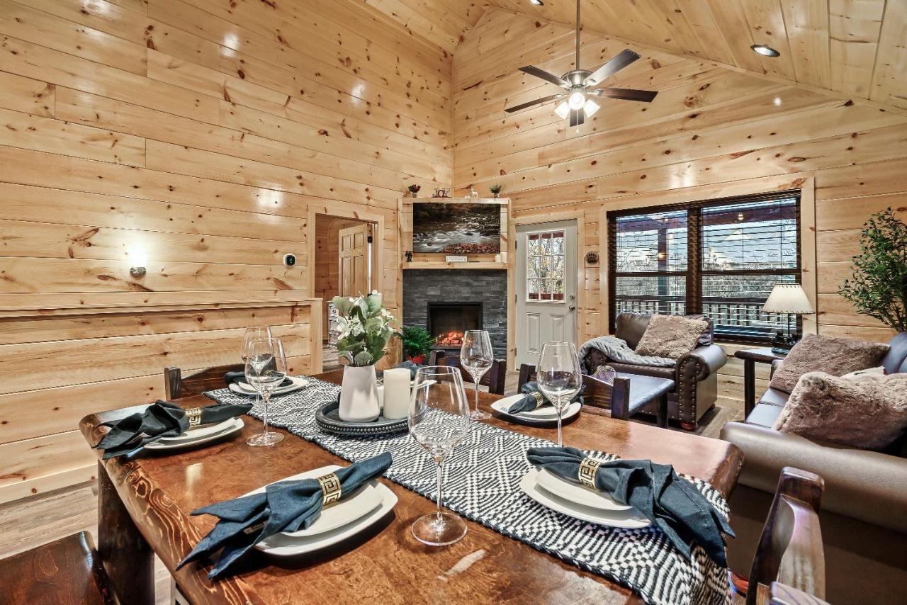 Mountains R Calling, Cozy Hideaway, King Beds, Hot-tub, Arcade, Ev Ready Holiday home