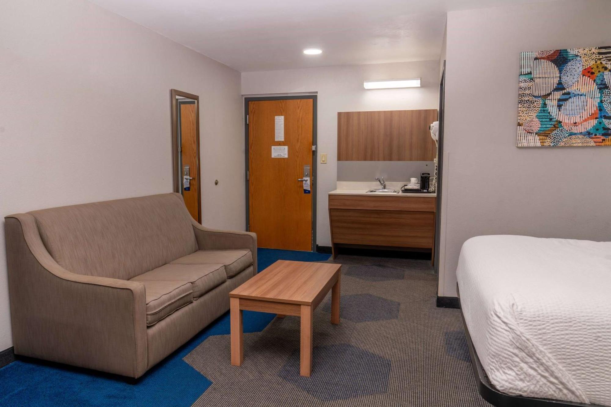 Microtel & By Wyndham Hotel 3*