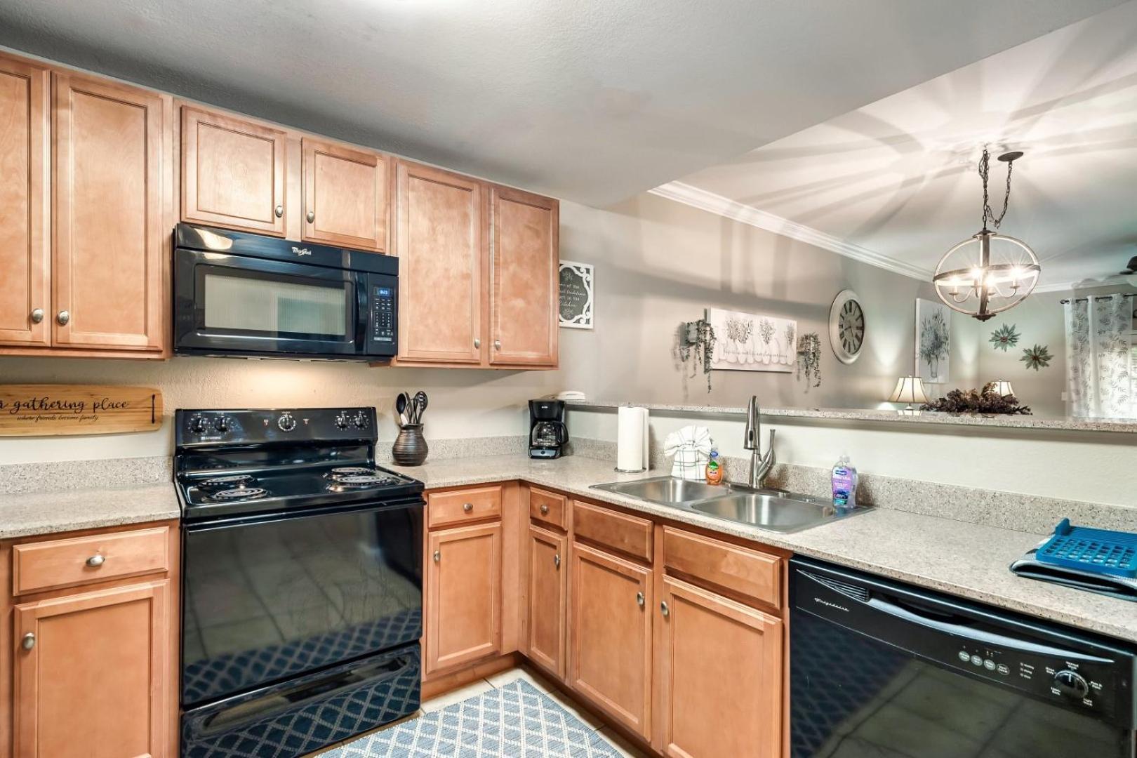 Apartment Luxury Condo, Sleeps 6, 3.2 Miles To Dollywood