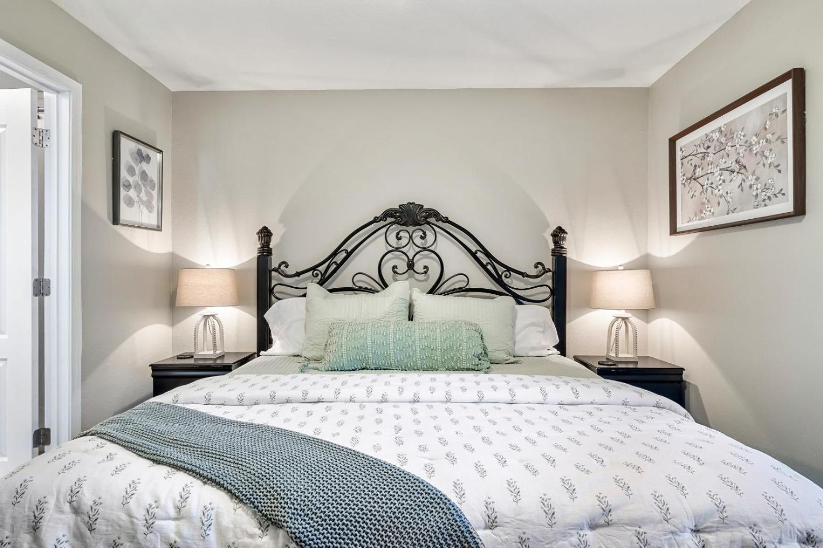 Apartment Luxury Condo, Sleeps 6, 3.2 Miles To Dollywood