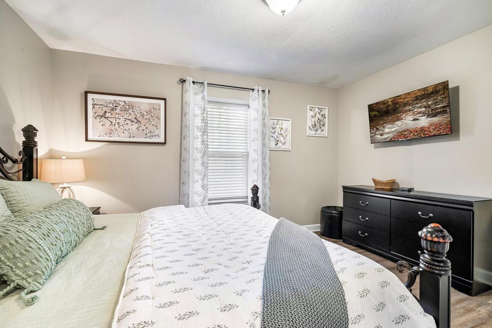 Luxury Condo, Sleeps 6, 3.2 Miles To Dollywood Apartment