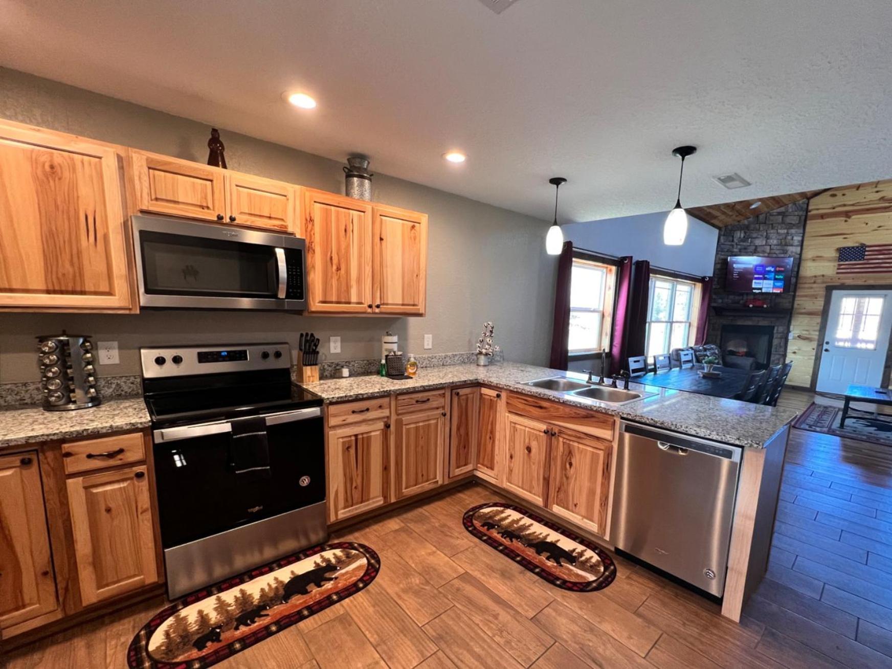 Chalet 3 Master Bedrooms - Sleeps 10 - Location - Game - Hot Tub *