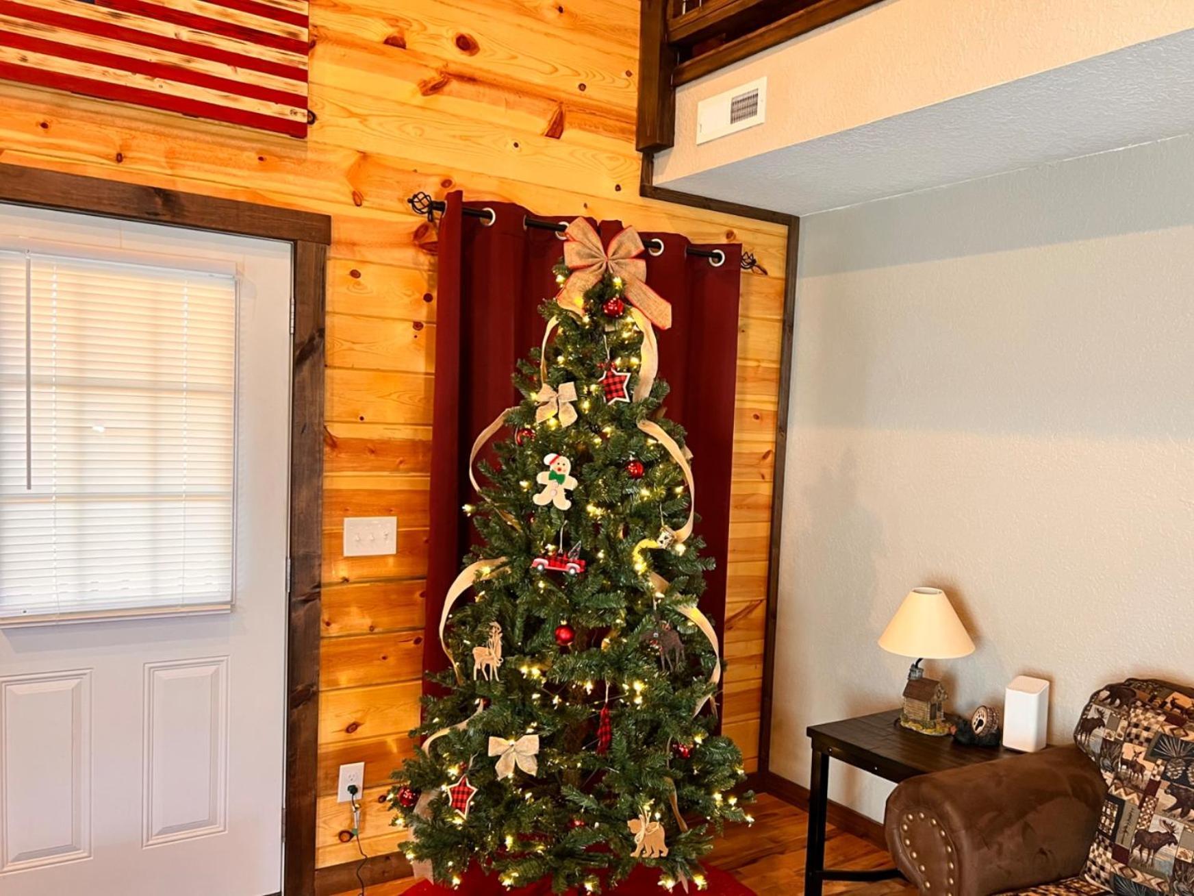 3 Master Bedrooms - Sleeps 10 - Location - Game - Hot Tub Pigeon Forge