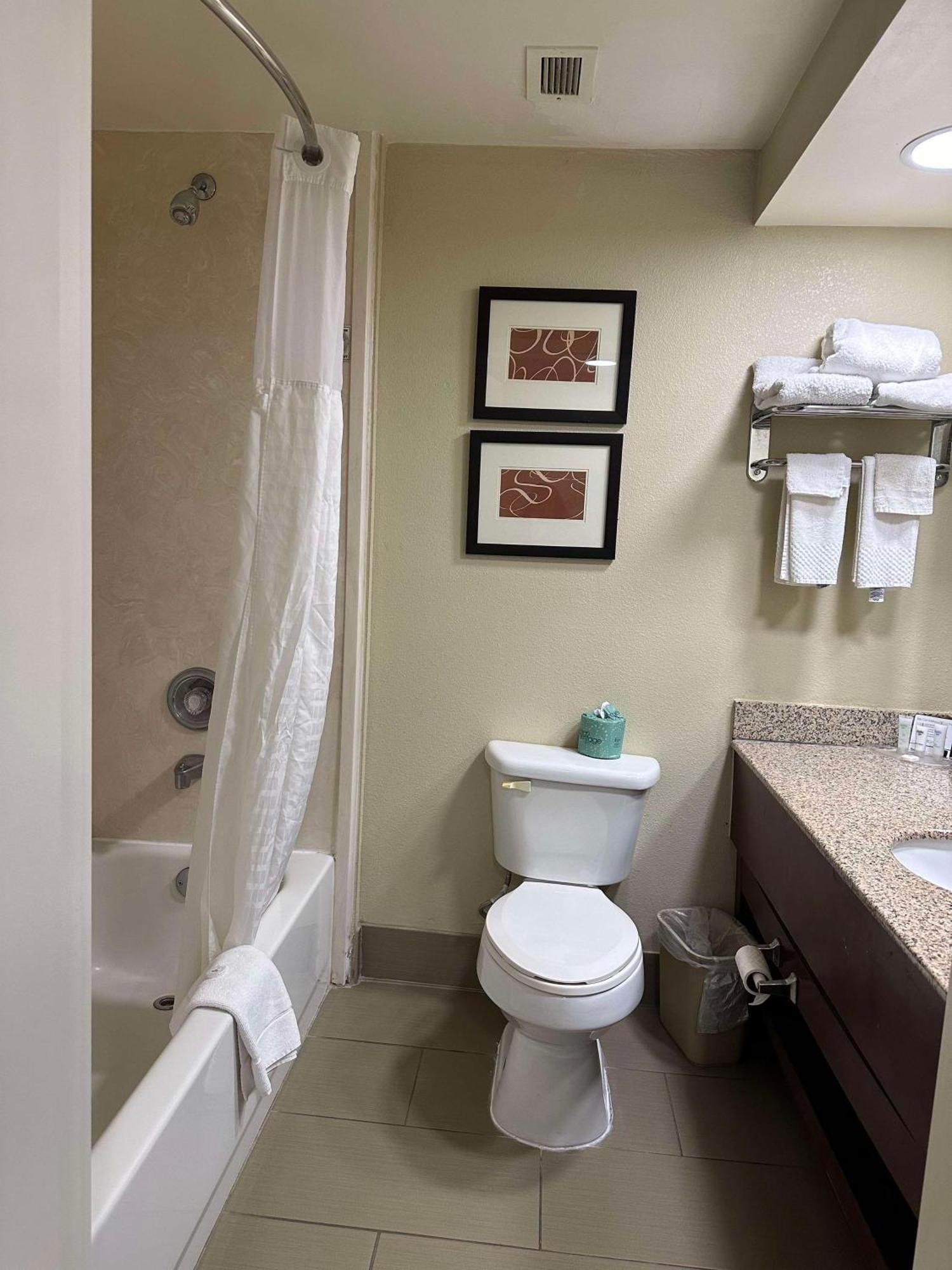 Hotel Vista Near Island Drive And Convention Center 3*