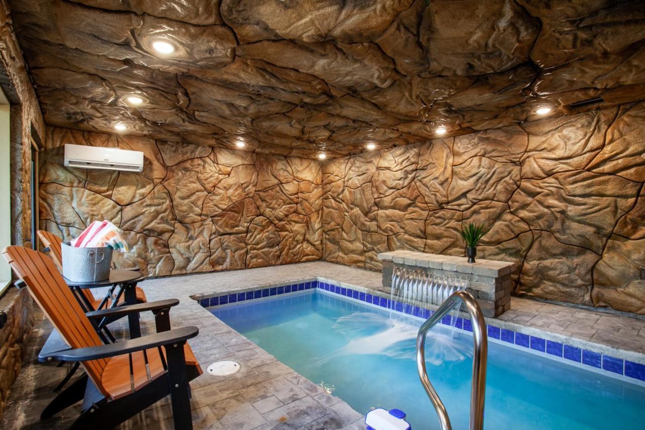 Tennessee Timber Hot Tub Private Pool Games * Pigeon Forge