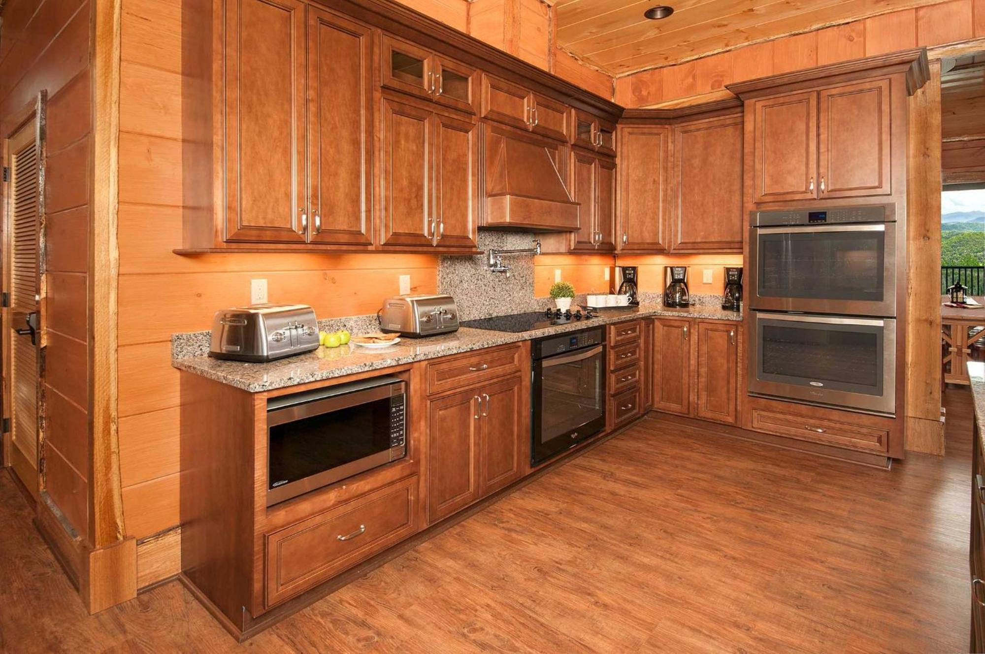 Skyview Mansion:13bdrm, 17bath, Sleeps 70, Indoor Pool, Amazing Views *