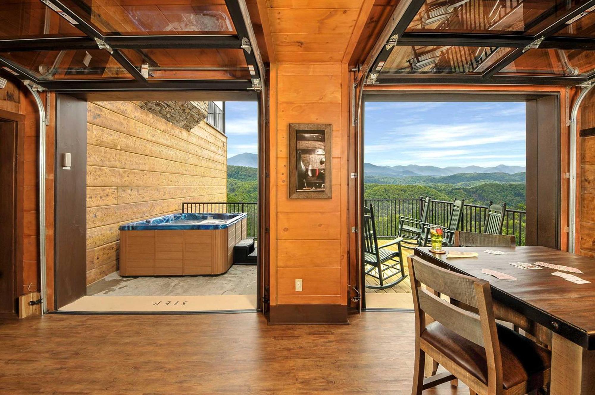 Villa Skyview Mansion:13bdrm, 17bath, Sleeps 70, Indoor Pool, Amazing Views Pigeon Forge