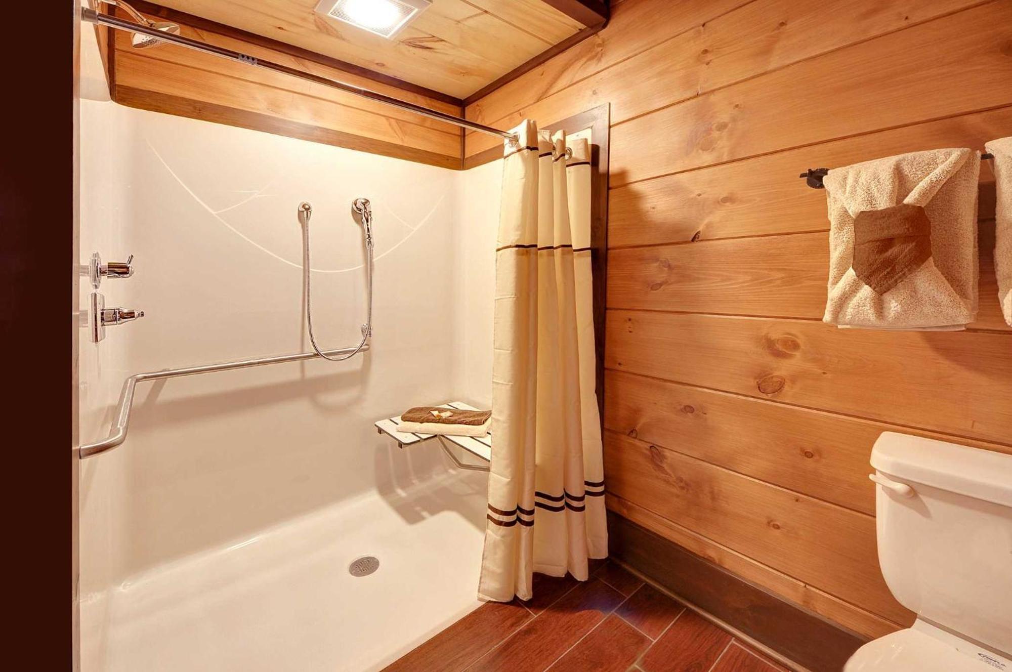 Skyview Mansion:13bdrm, 17bath, Sleeps 70, Indoor Pool, Amazing Views