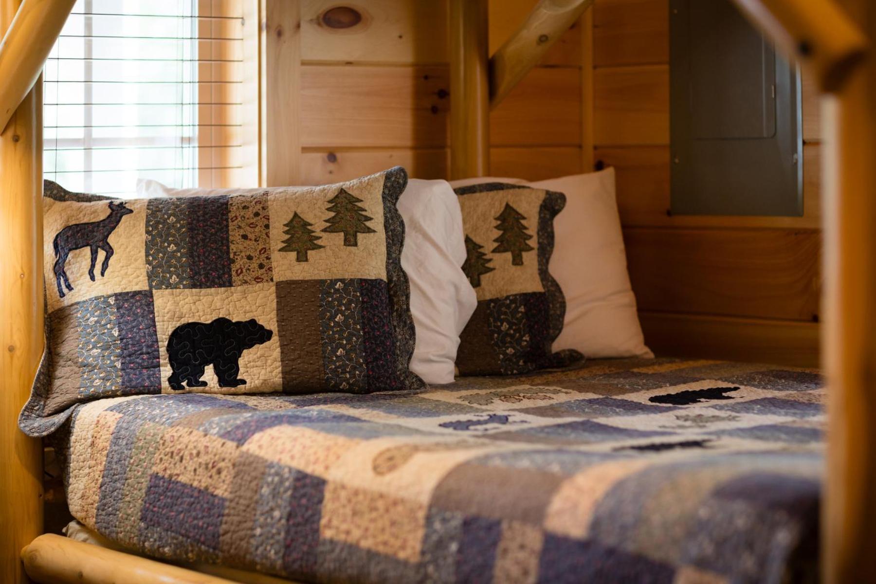 Bear Clubhouse Hot Tub, 1mile From The Parkway, 900 In Free Tickets! Holiday home Pigeon Forge