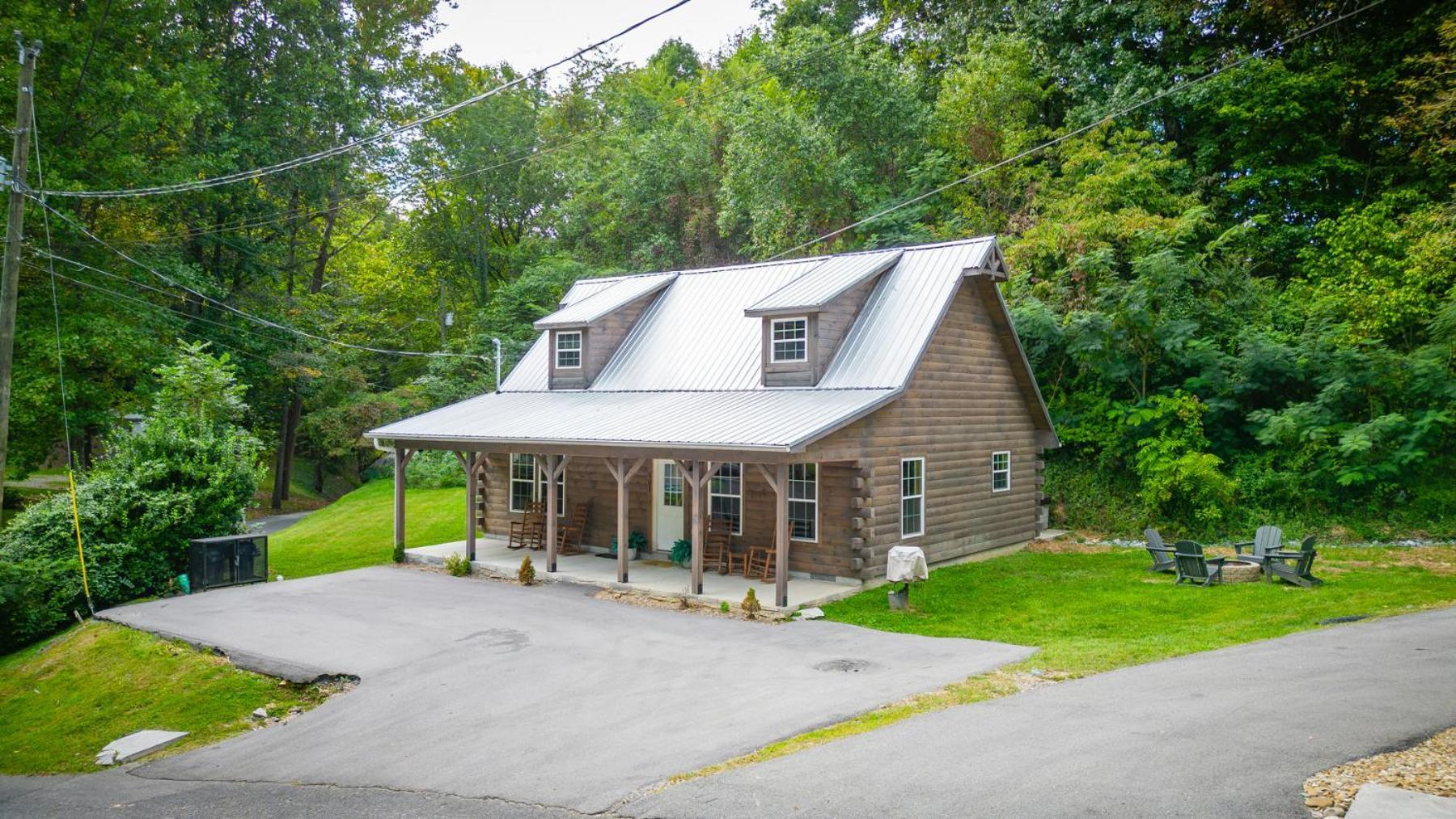 Bear Clubhouse Hot Tub, 1mile From The Parkway, 900 In Free Tickets! Holiday home Pigeon Forge