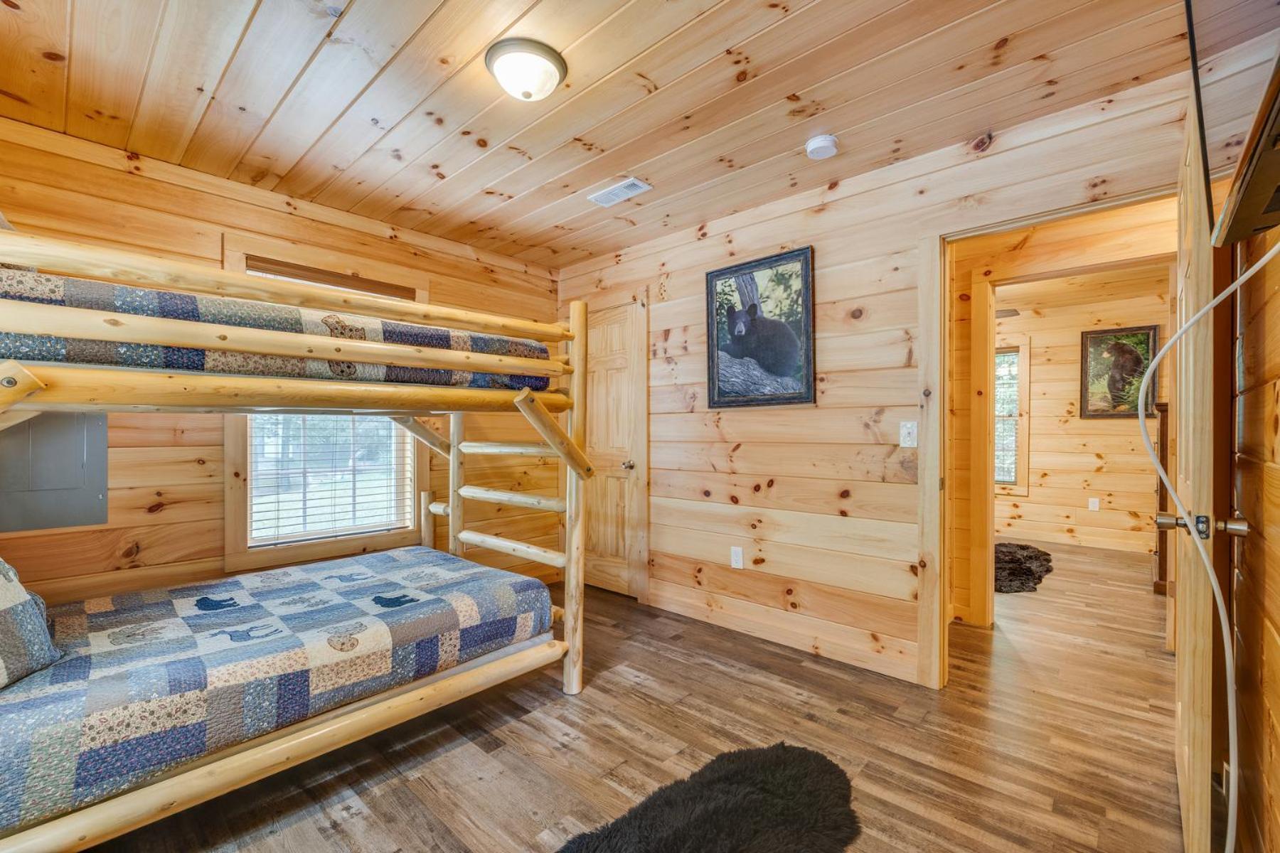 Holiday home Bear Clubhouse Hot Tub, 1mile From The Parkway, 900 In Free Tickets! *