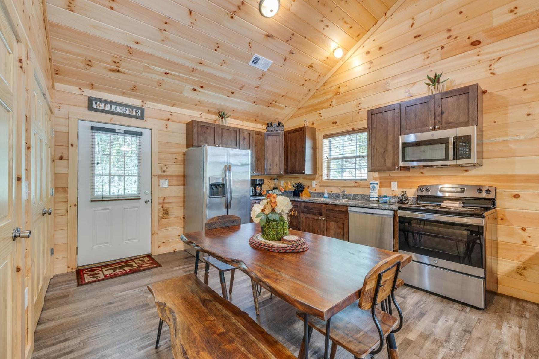 Holiday home Bear Clubhouse Hot Tub, 1mile From The Parkway, 900 In Free Tickets! Pigeon Forge