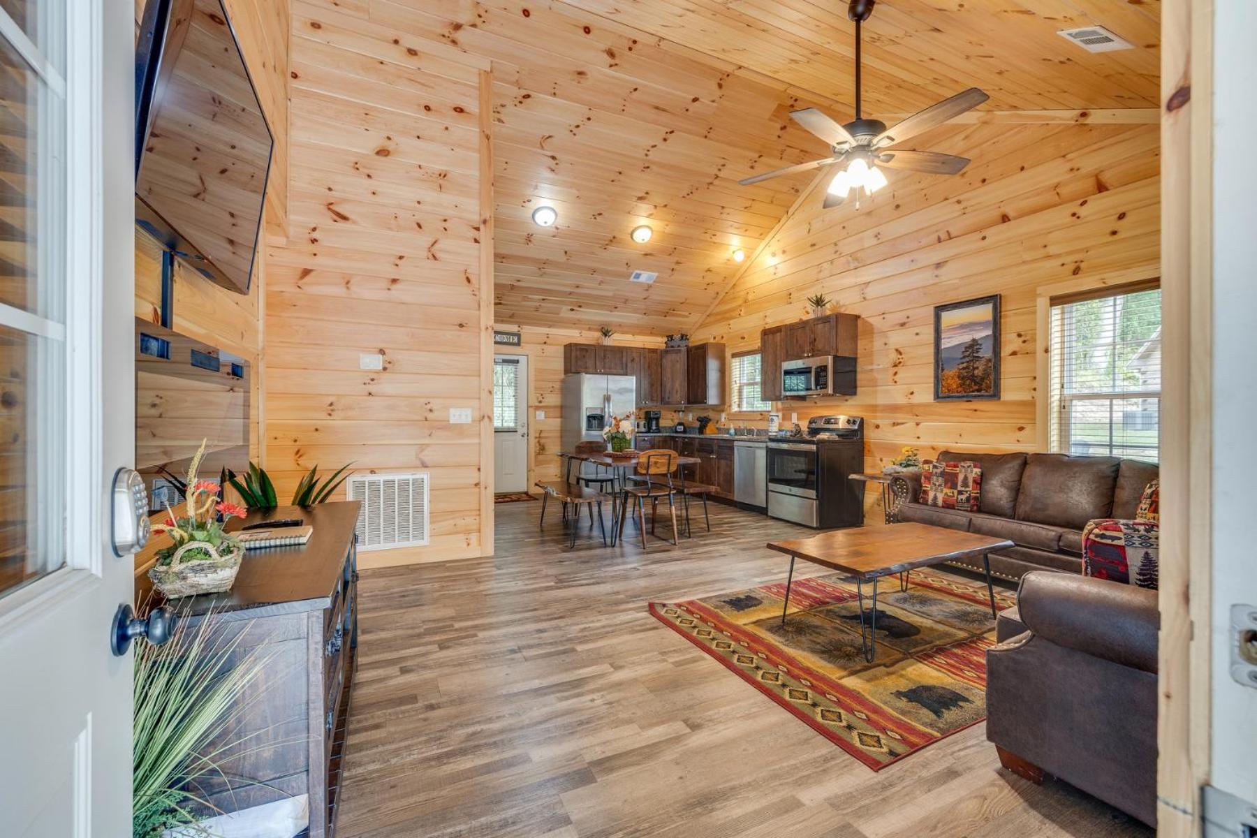 Holiday home Bear Clubhouse Hot Tub, 1mile From The Parkway, 900 In Free Tickets! *