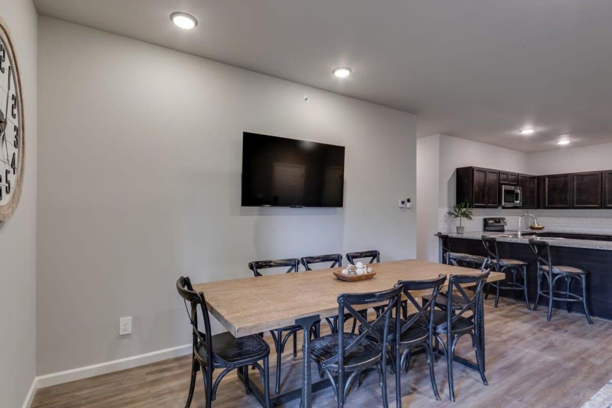 New Const Sleeps 6 Pool - Close To Pkwy Apartment *