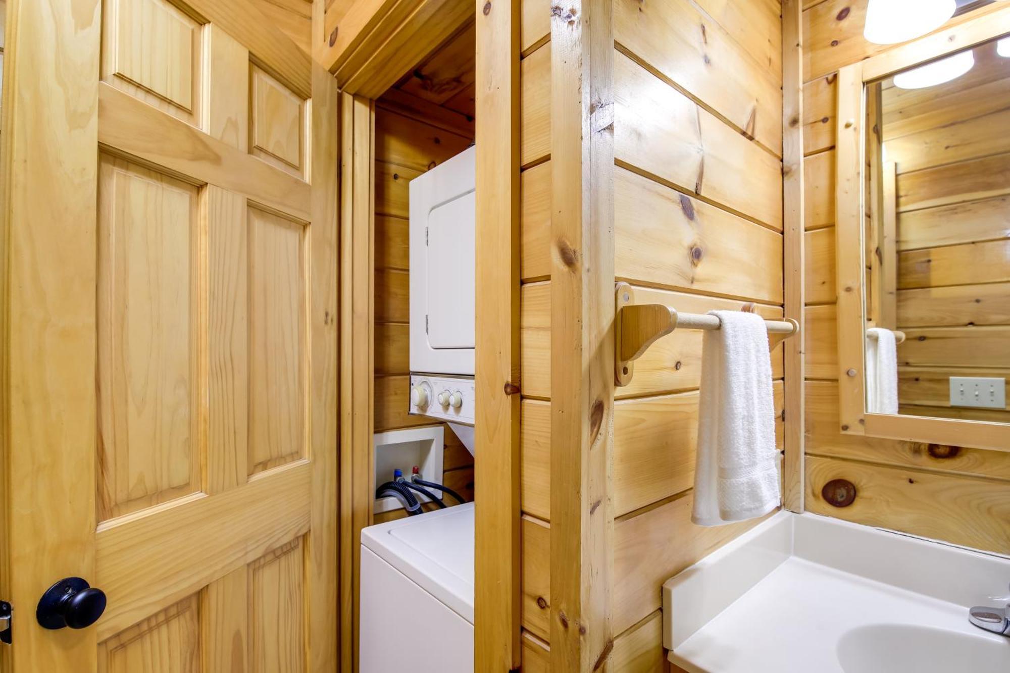 Holiday home Vacation With Private Hot Tub!