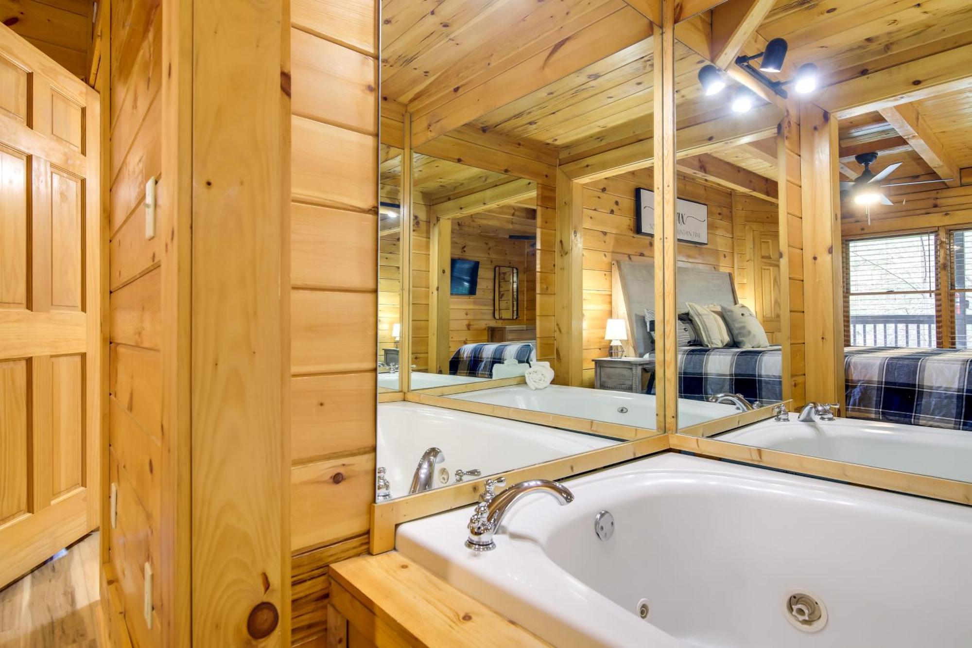 Holiday home Vacation With Private Hot Tub! *