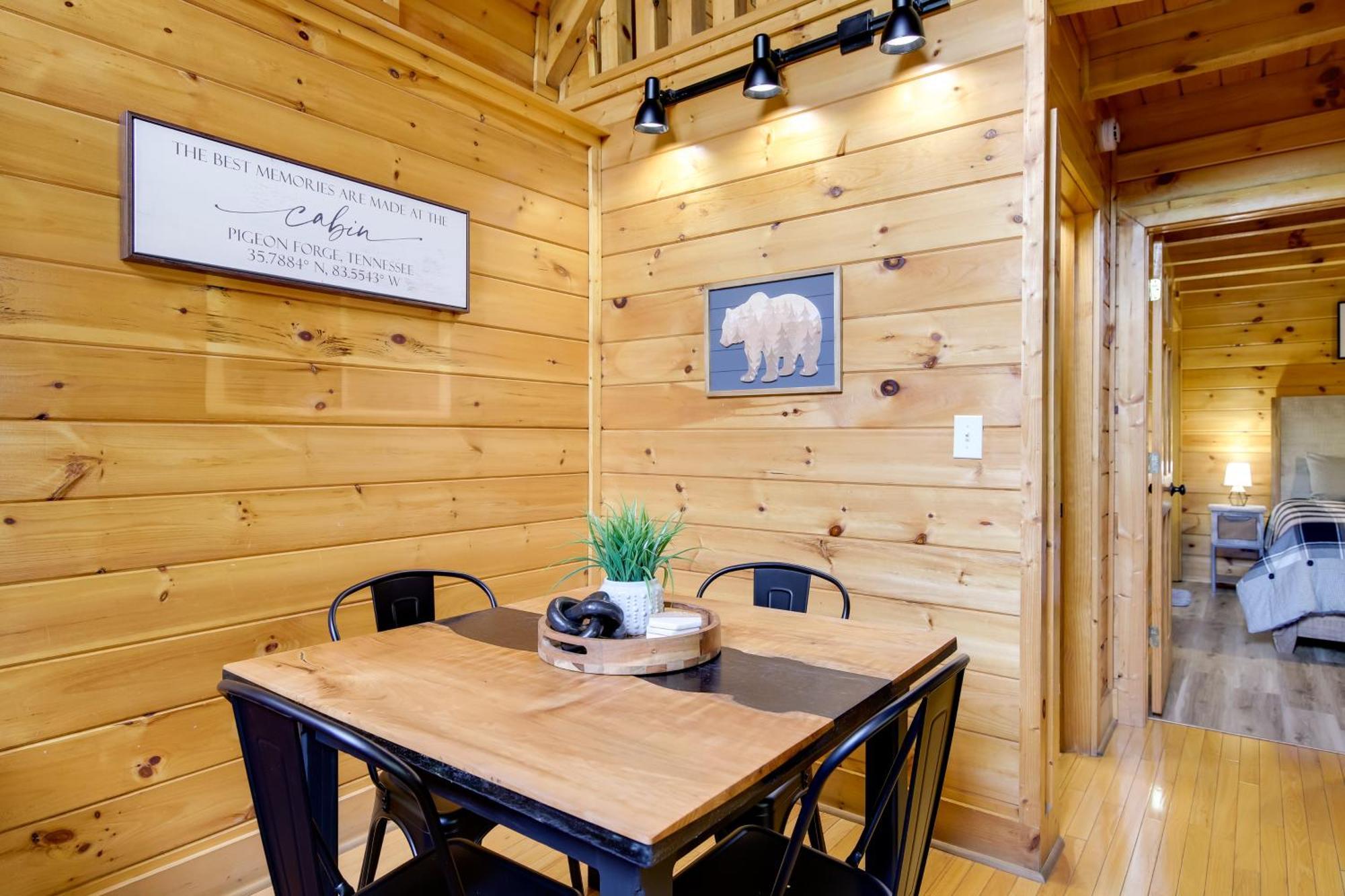 Holiday home Vacation With Private Hot Tub! *