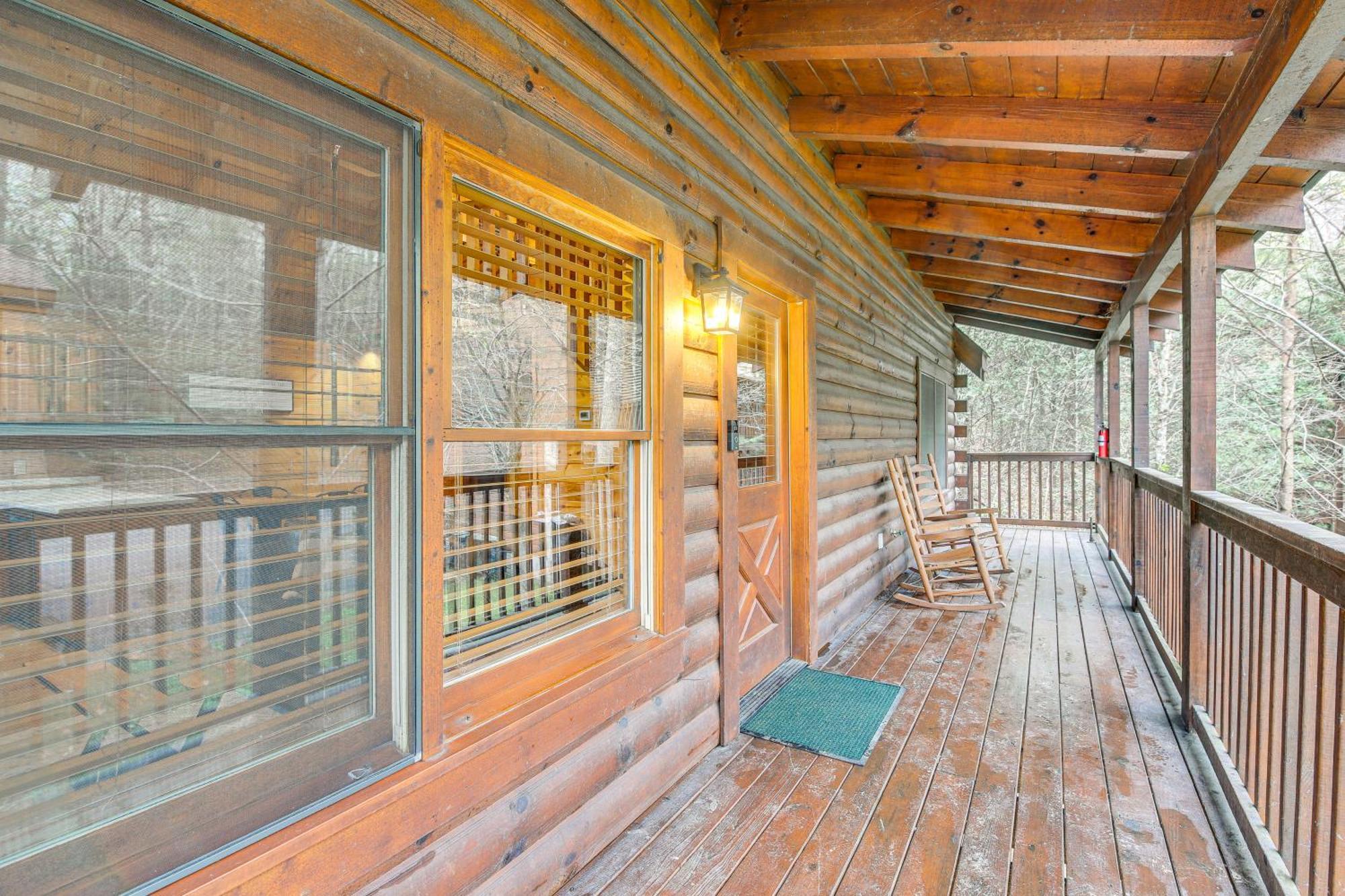 Vacation With Private Hot Tub! Holiday home Pigeon Forge
