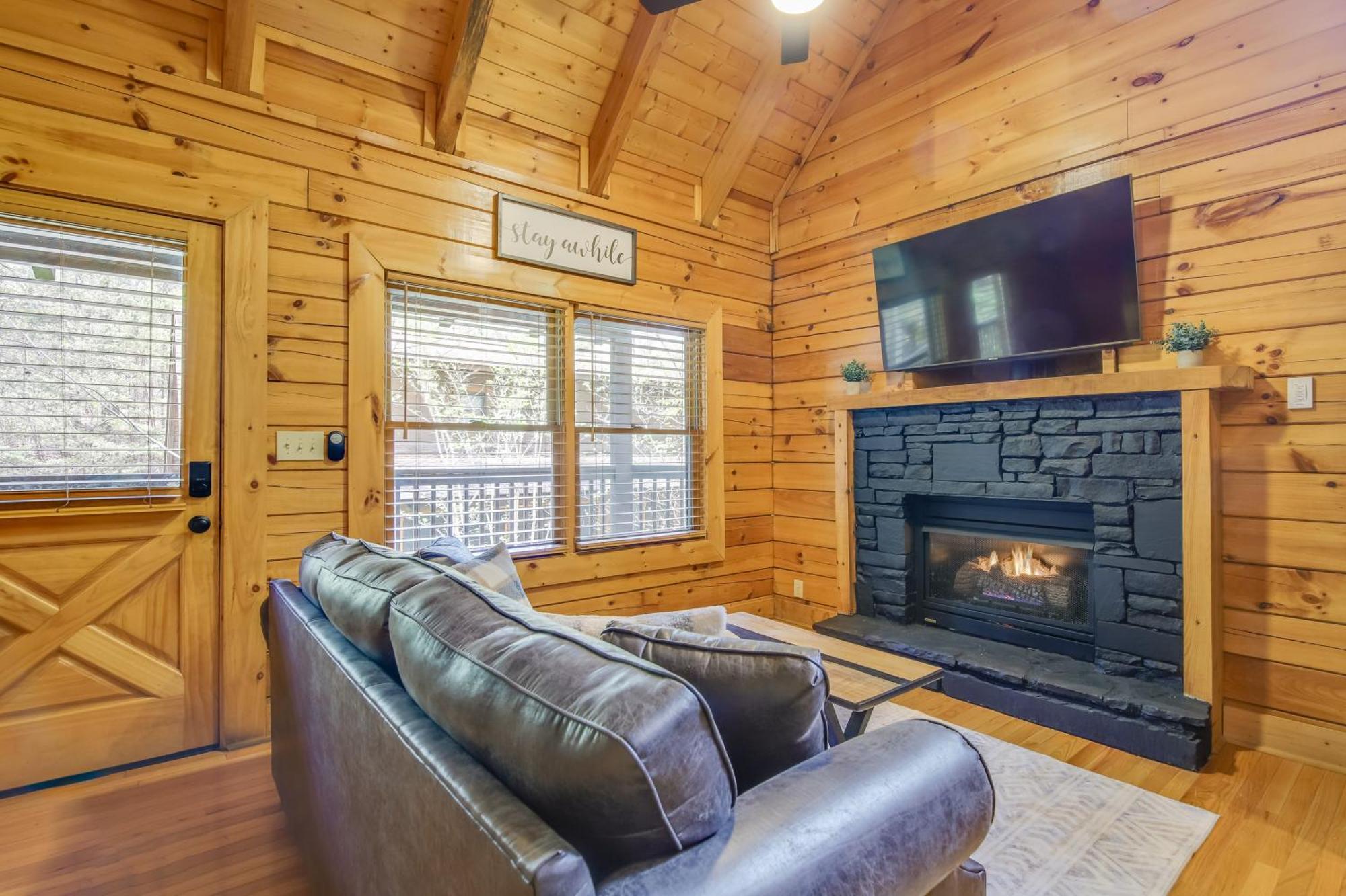 Vacation With Private Hot Tub! Holiday home *