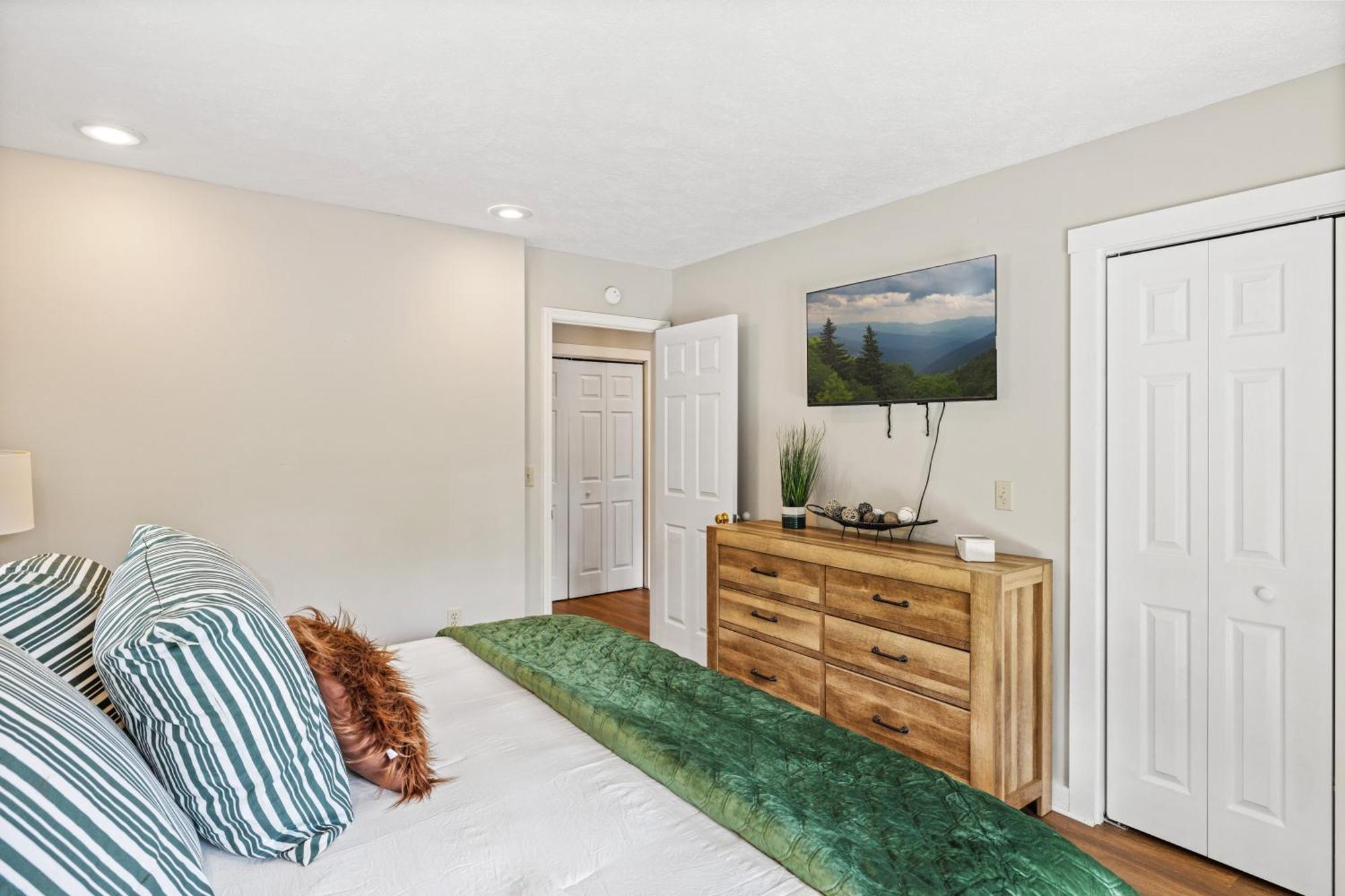 Holiday home Pigeon Delight Is A 2 Bedroom - 6 Miles From Dollywood! Hot Tub, Fire Pit, Arcade, Pool Table! Pigeon Forge