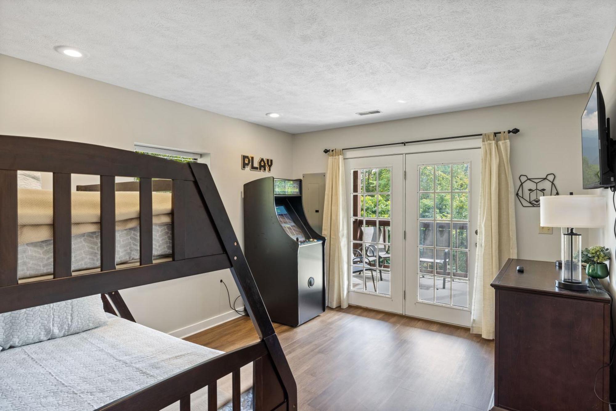 Pigeon Delight Is A 2 Bedroom - 6 Miles From Dollywood! Hot Tub, Fire Pit, Arcade, Pool Table! Holiday home