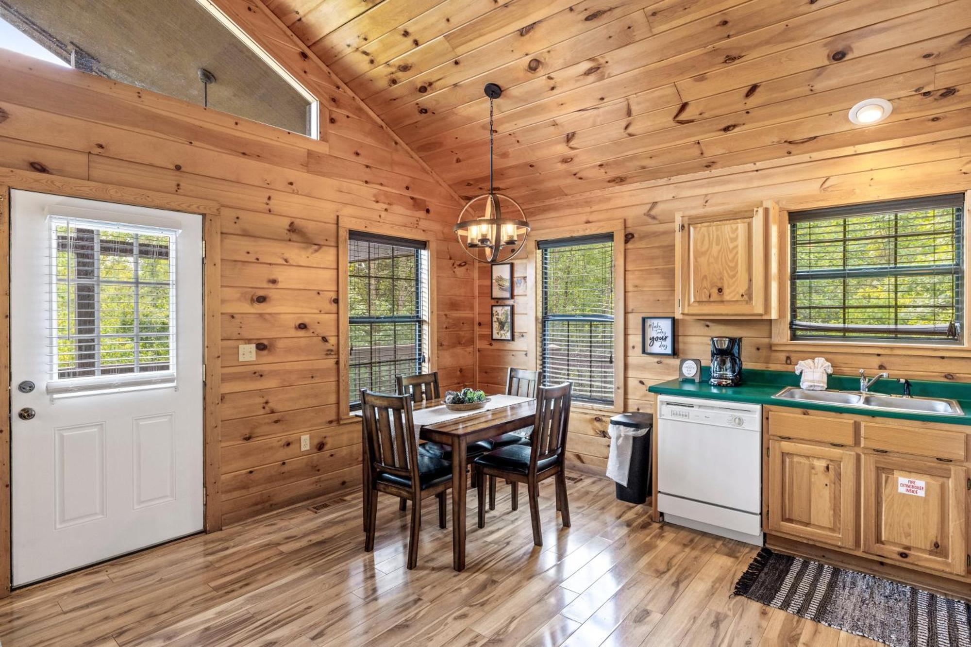 Holiday home Pigeon Delight Is A 2 Bedroom - 6 Miles From Dollywood! Hot Tub, Fire Pit, Arcade, Pool Table!