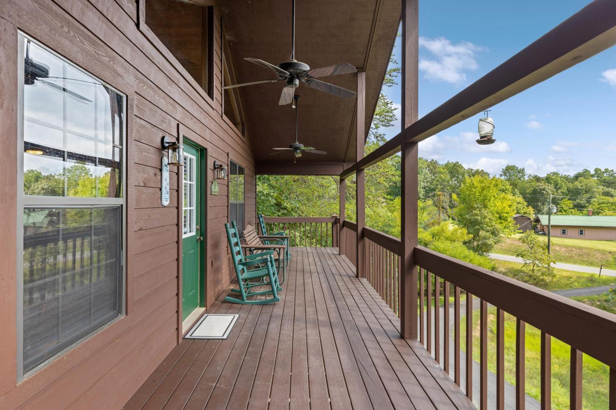 Pigeon Delight Is A 2 Bedroom - 6 Miles From Dollywood! Hot Tub, Fire Pit, Arcade, Pool Table! Holiday home Pigeon Forge