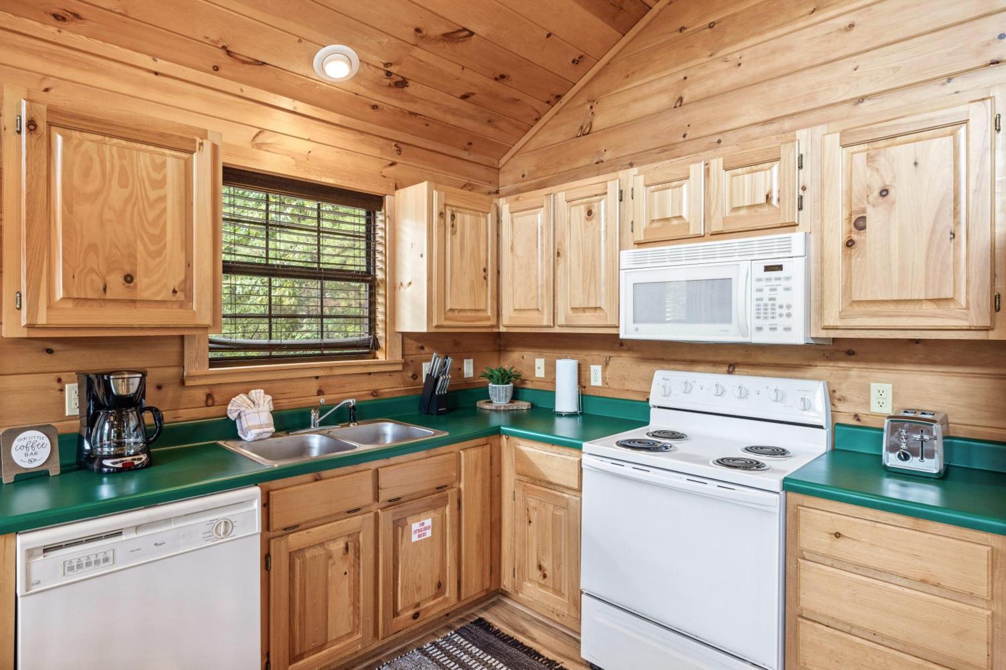 Pigeon Delight Is A 2 Bedroom - 6 Miles From Dollywood! Hot Tub, Fire Pit, Arcade, Pool Table! *