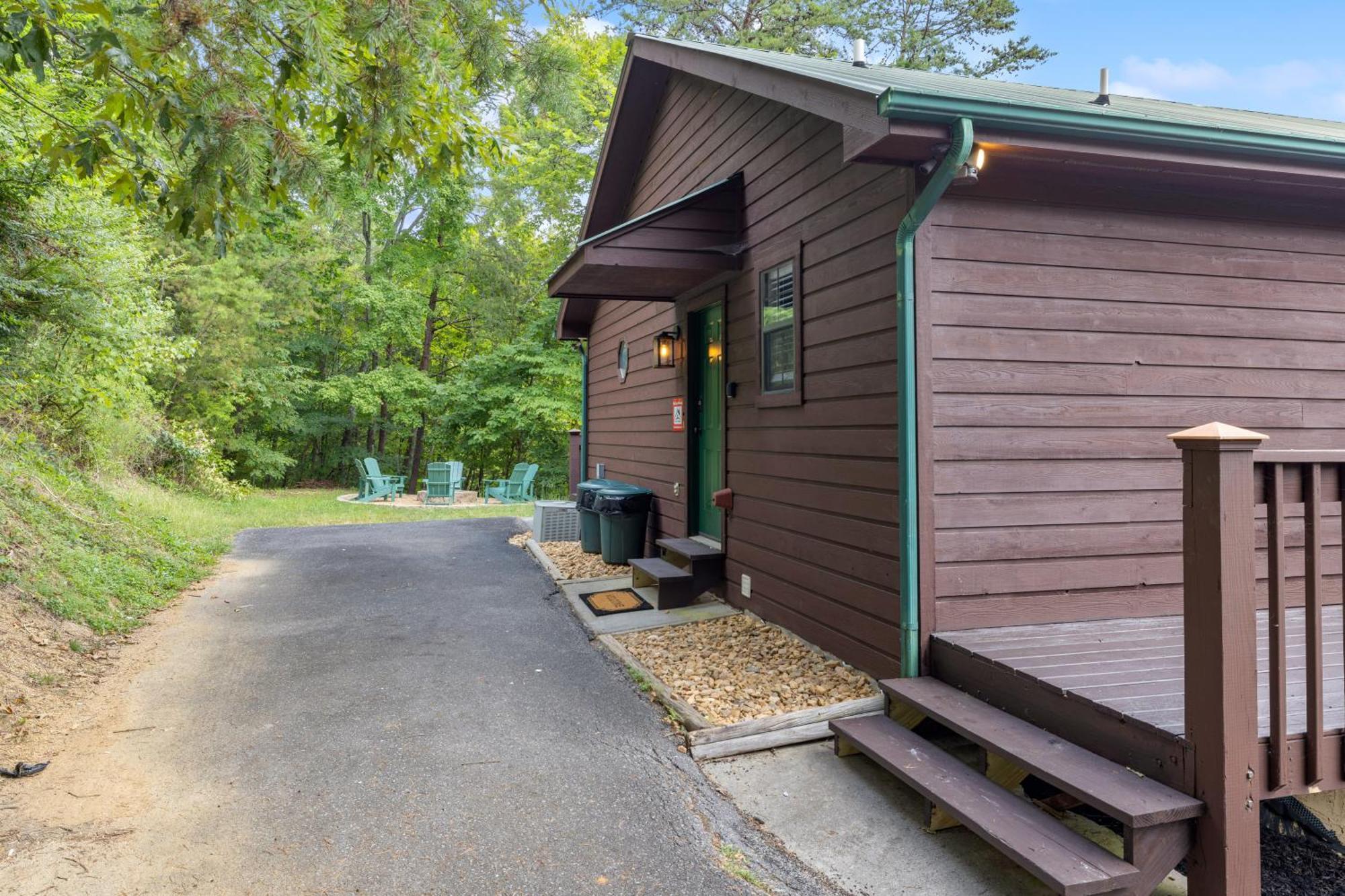 Pigeon Delight Is A 2 Bedroom - 6 Miles From Dollywood! Hot Tub, Fire Pit, Arcade, Pool Table! Holiday home