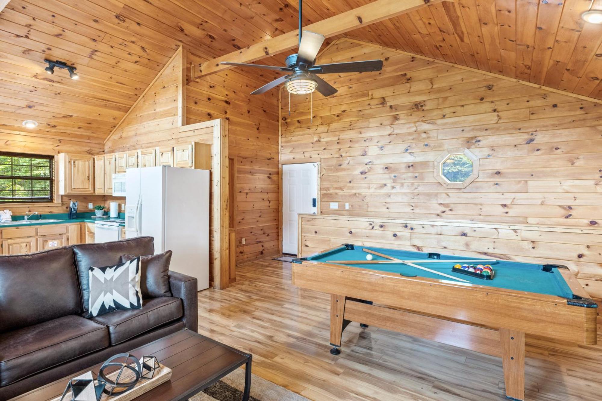 Pigeon Delight Is A 2 Bedroom - 6 Miles From Dollywood! Hot Tub, Fire Pit, Arcade, Pool Table! Pigeon Forge