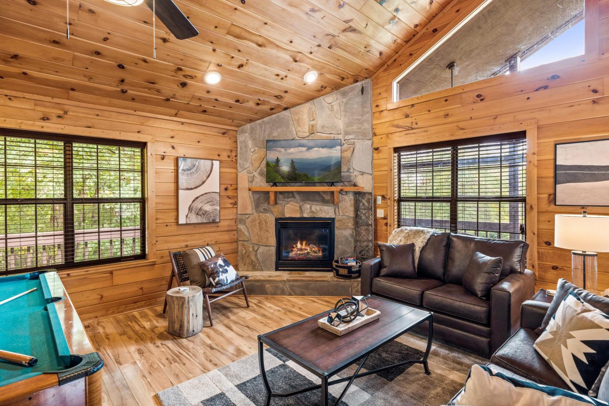 Holiday home Pigeon Delight Is A 2 Bedroom - 6 Miles From Dollywood! Hot Tub, Fire Pit, Arcade, Pool Table!