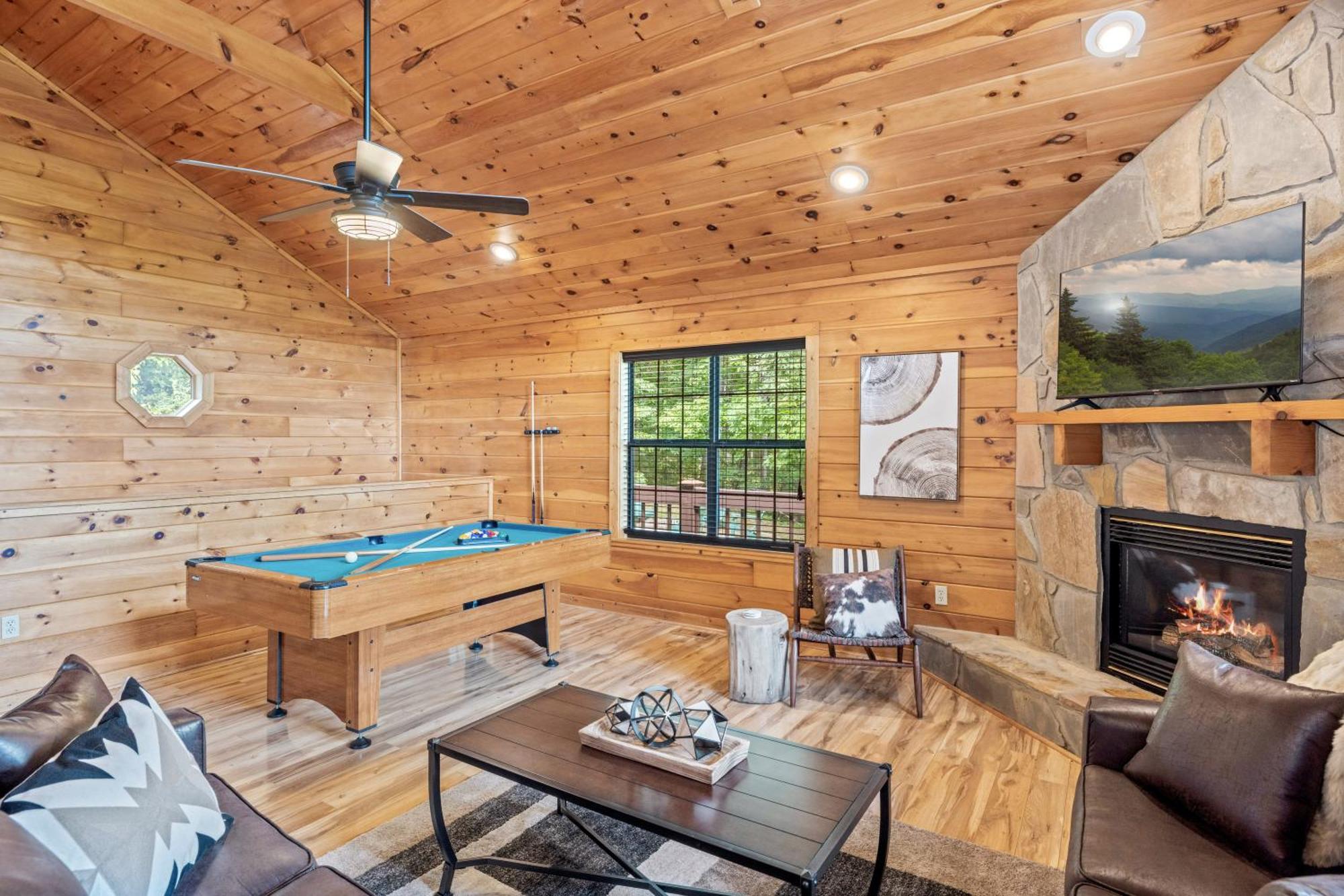 Pigeon Delight Is A 2 Bedroom - 6 Miles From Dollywood! Hot Tub, Fire Pit, Arcade, Pool Table! Pigeon Forge