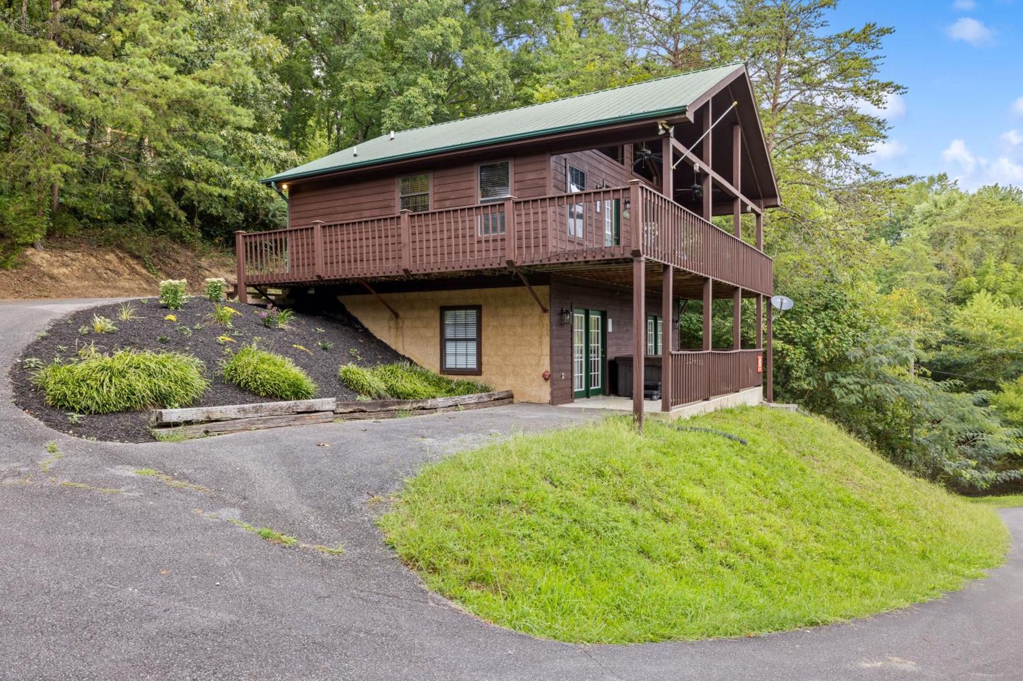 Holiday home Pigeon Delight Is A 2 Bedroom - 6 Miles From Dollywood! Hot Tub, Fire Pit, Arcade, Pool Table!