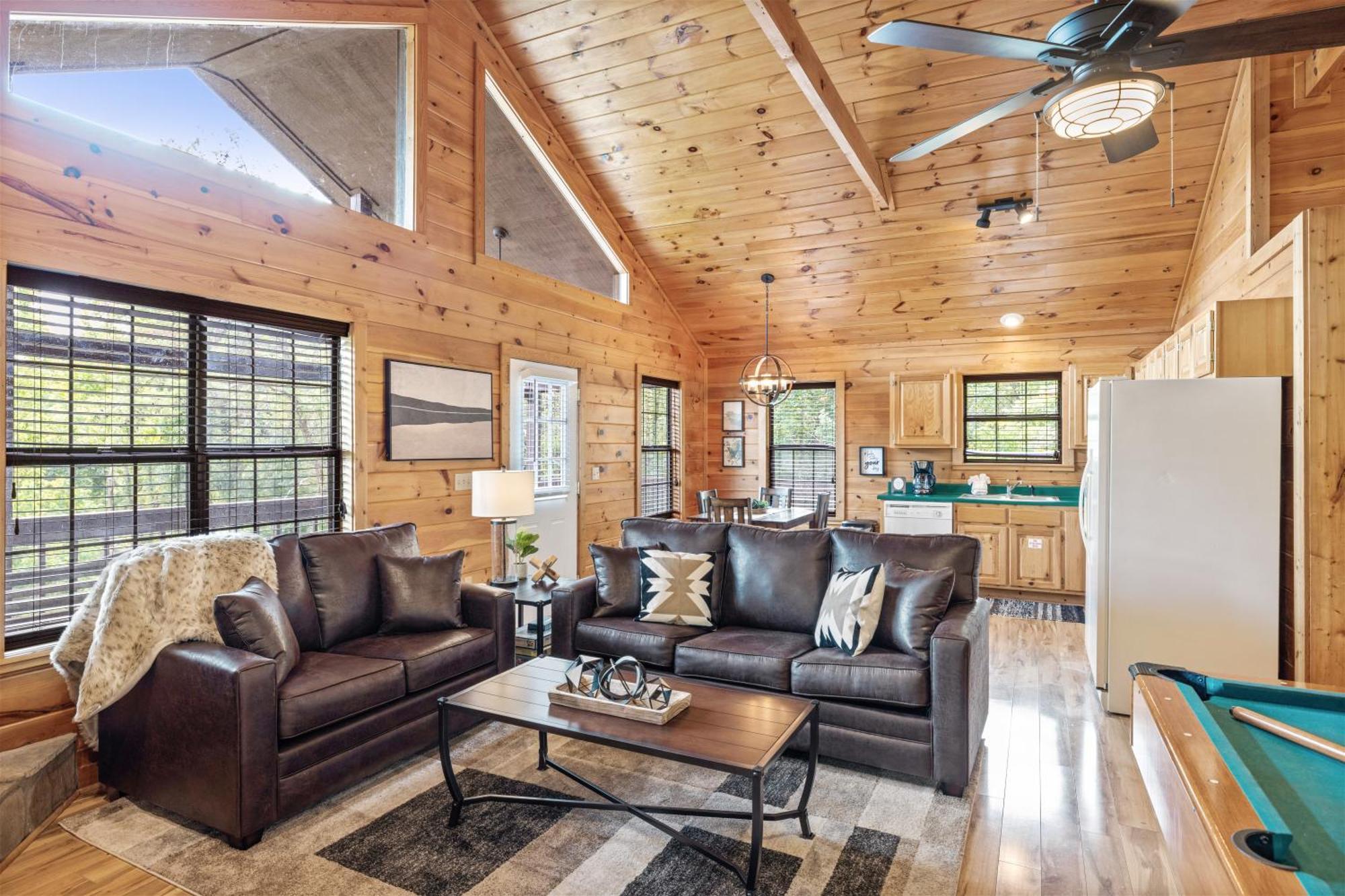 Pigeon Delight Is A 2 Bedroom - 6 Miles From Dollywood! Hot Tub, Fire Pit, Arcade, Pool Table! *