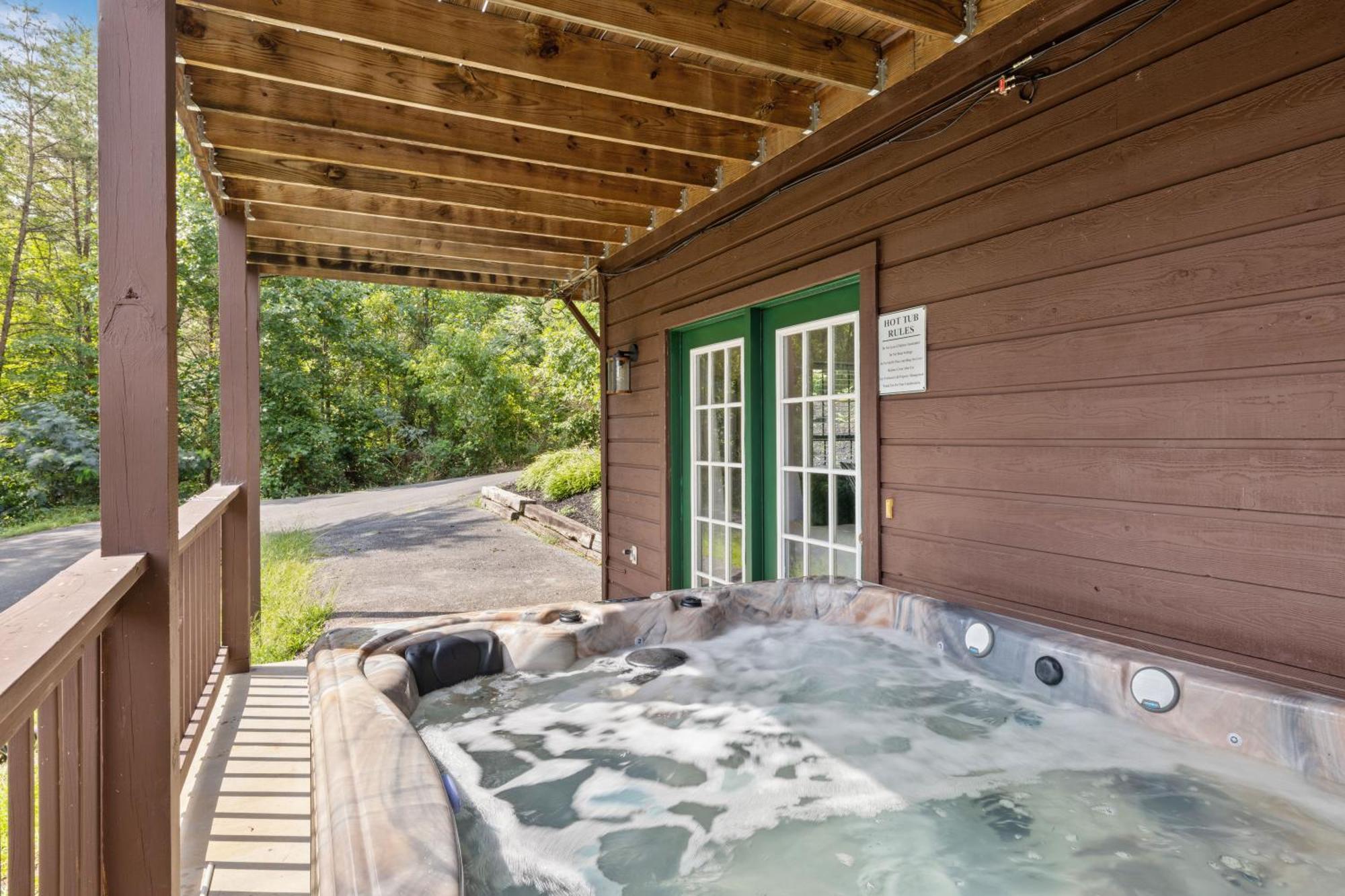 Pigeon Delight Is A 2 Bedroom - 6 Miles From Dollywood! Hot Tub, Fire Pit, Arcade, Pool Table! Pigeon Forge