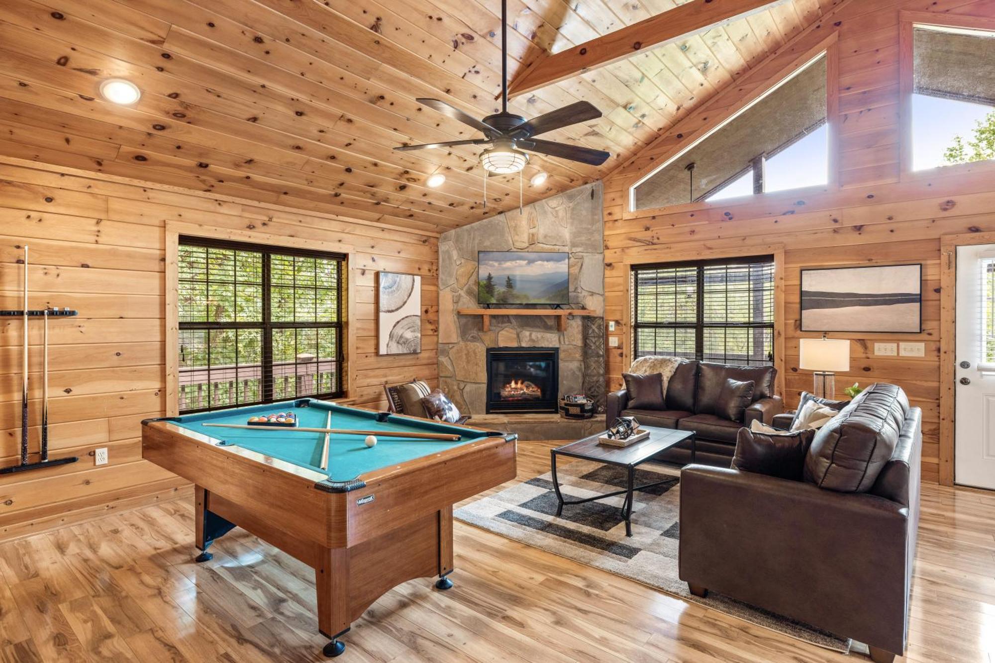 Pigeon Delight Is A 2 Bedroom - 6 Miles From Dollywood! Hot Tub, Fire Pit, Arcade, Pool Table!