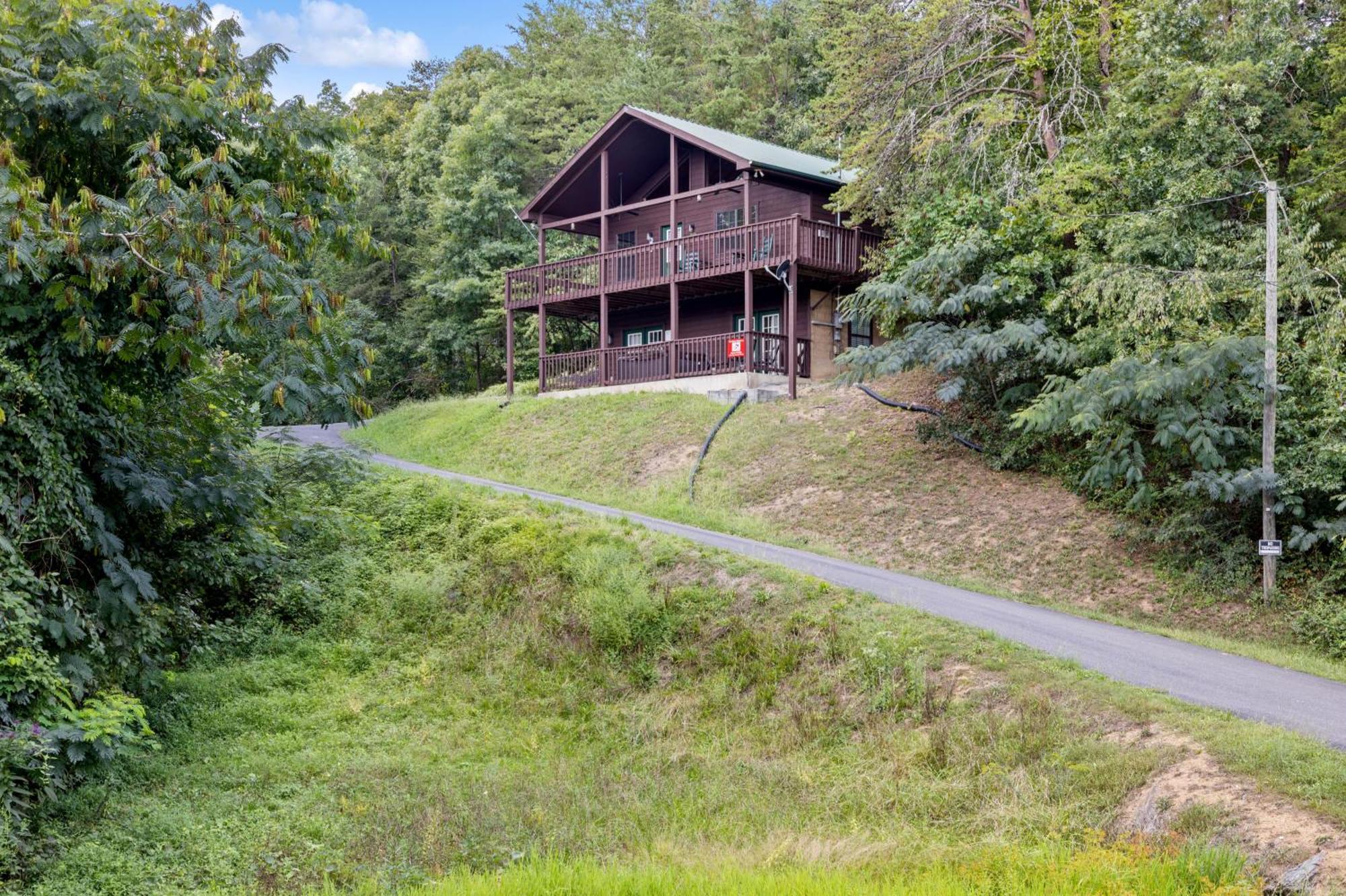 Pigeon Delight Is A 2 Bedroom - 6 Miles From Dollywood! Hot Tub, Fire Pit, Arcade, Pool Table! * Pigeon Forge